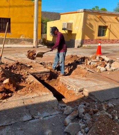 TRABAJOS DE REPARACIÓN DE FUGA DE AGUA POTABLE EN CALLE OBREGÓN