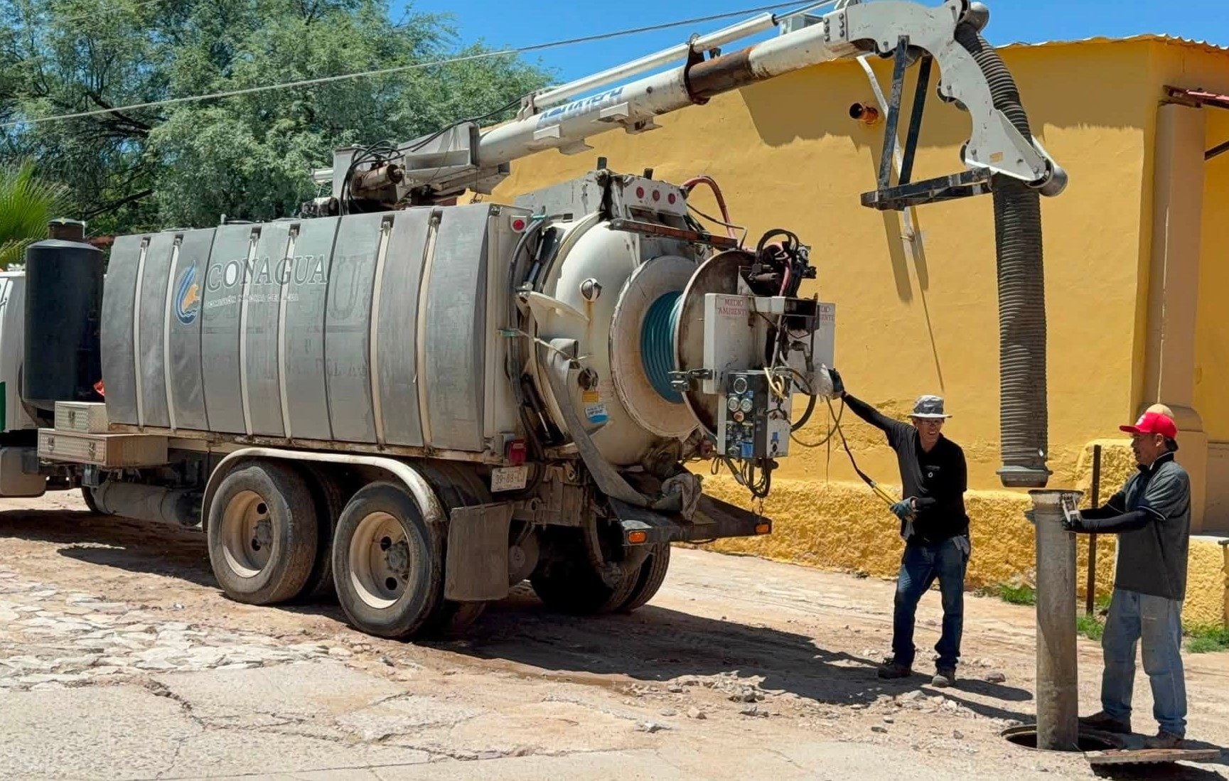 TRABAJOS DE DESAZOLVE EN LA RED DE DRENAJE DEL ARROYO LÁZARO CÁRDENAS